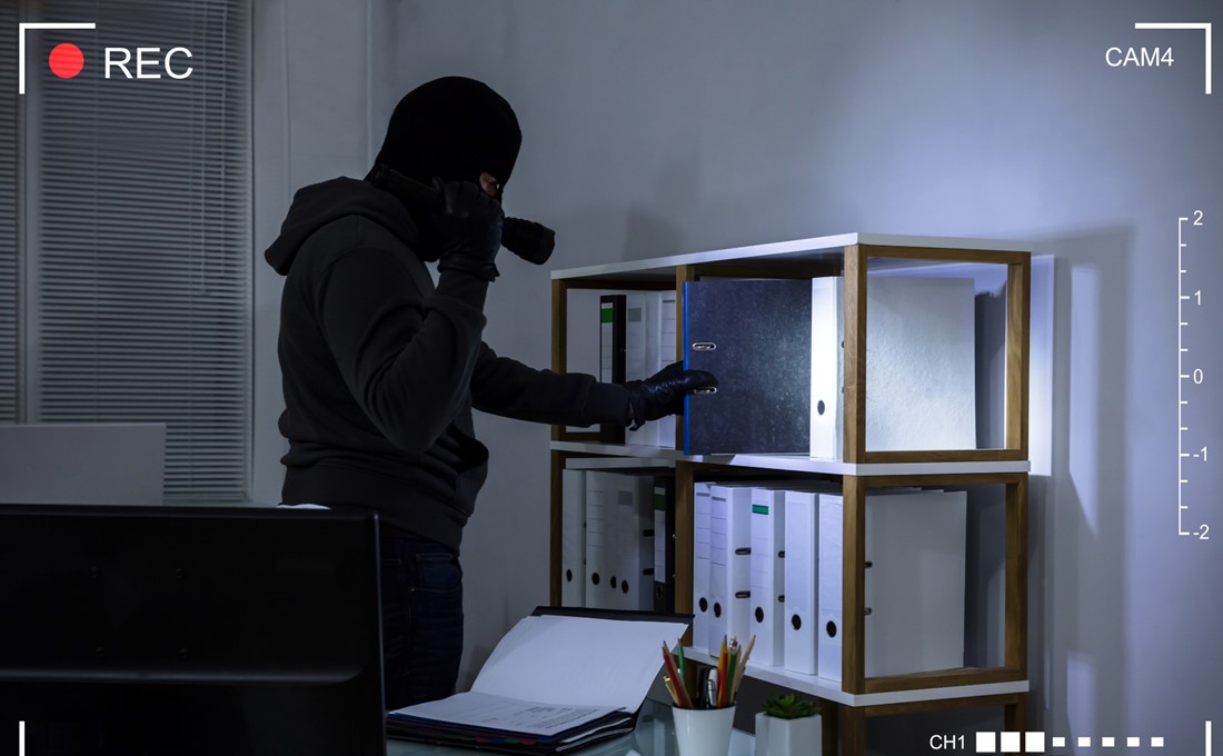 職場で盗難事件が発生したら、すぐ警察に通報すべきですか？