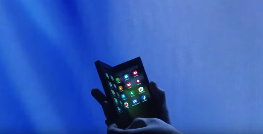 「折り畳みスマホ」普及なるか。日本企業は素材・部品に商機？