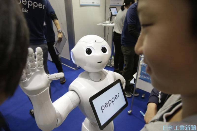 日本のサービスロボ、３割が案内や接客へ